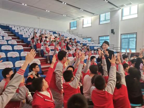 大厅里的人群
描述已自动生成